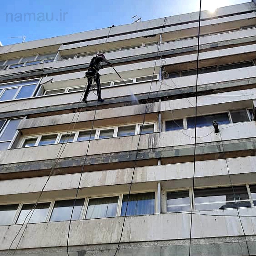 نیروی اجرایی نمایو در حال نماشویی ساختمان