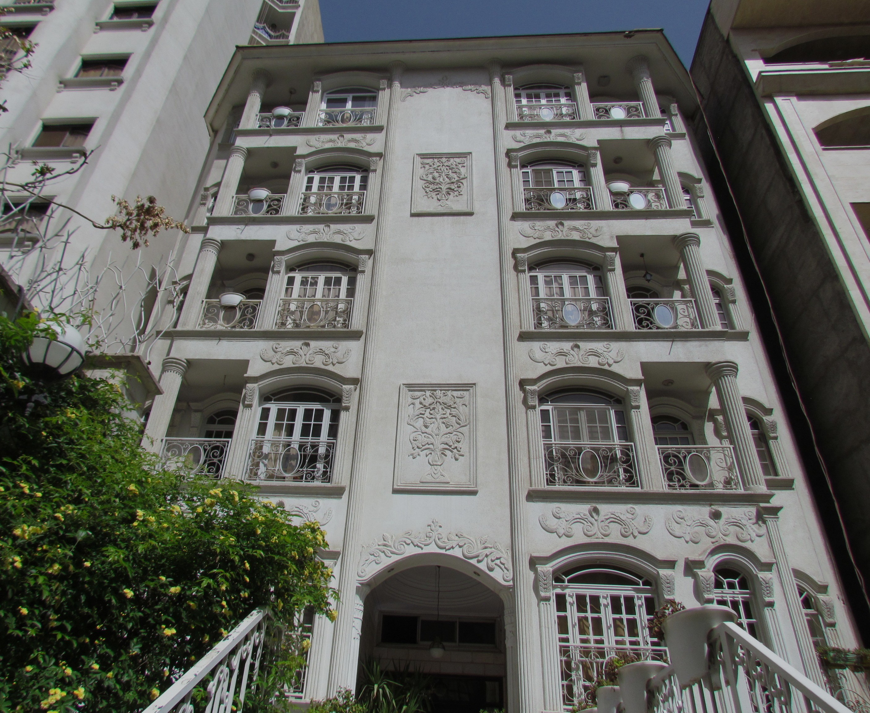 عوامل اجرایی نمایو در حال نماشویی ساختمان