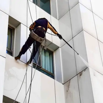 نماشویی ساختمان رایزکو با طناب