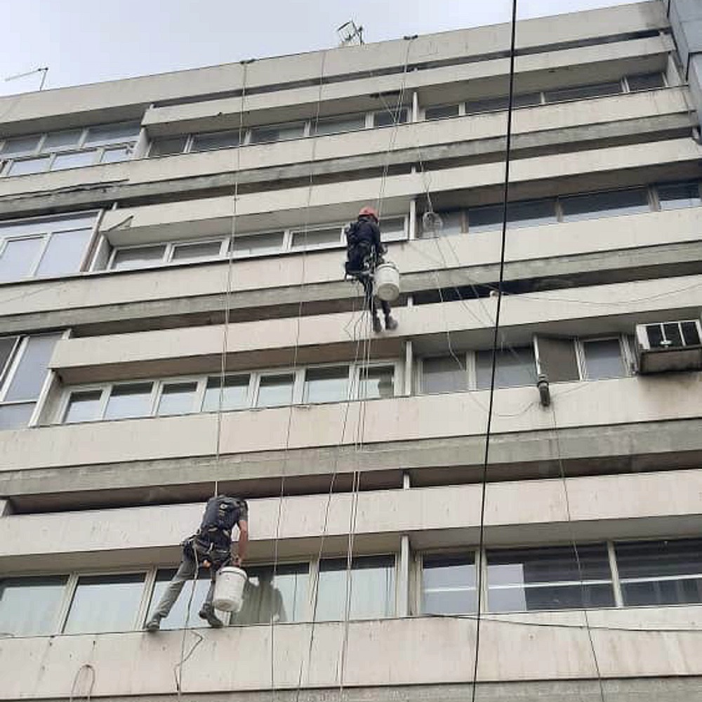 نمای ساختمان بعد از 50 سال در تهران شستشو شد