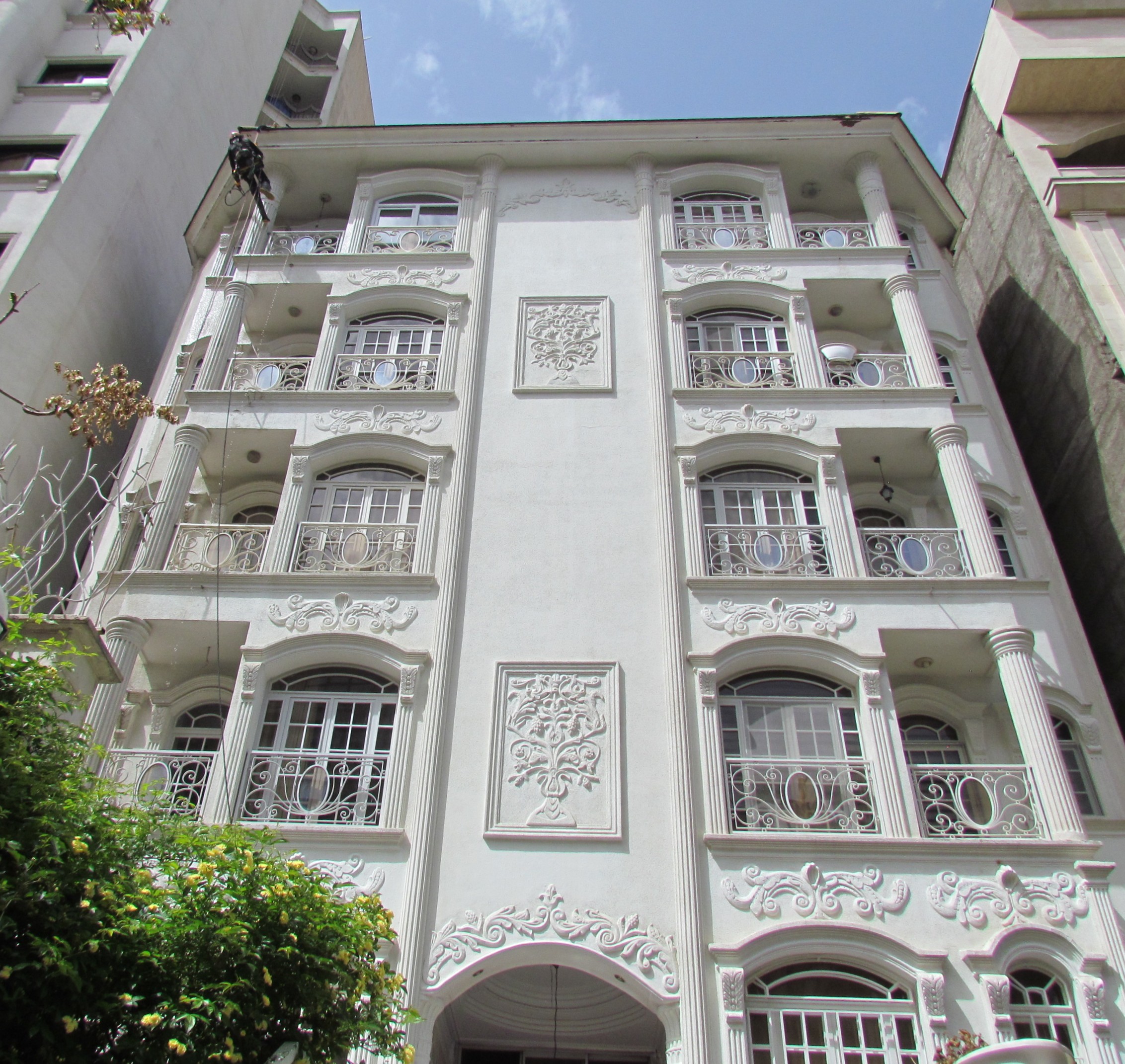 شاهد تصویر آخرین فرود نماشویی در یکی از پروژه سعادت آباد هستیم 